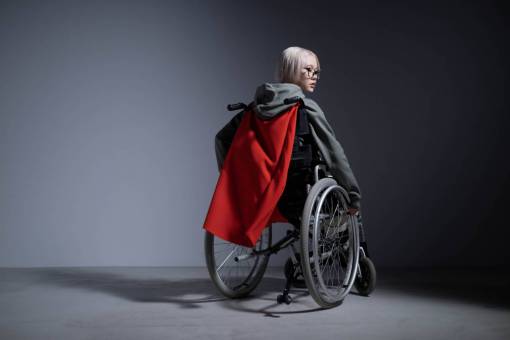 vector mujer disfrazada de superheroína