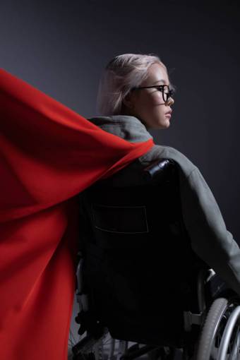 vector mujer disfrazada de superheroína