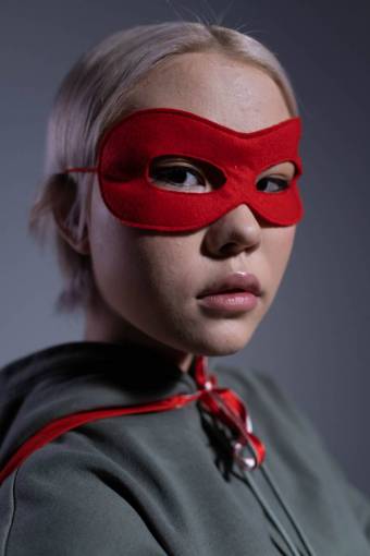 vector mujer disfrazada de superheroína