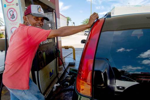 america latina Hombre cargando gasolina en Venezuela
