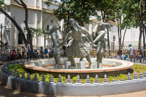 location La Ronda, a work by Francisco Narvaez located in front of Plaza Bol?var in Porlamar