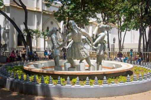 location La Ronda, a work by Francisco Narvaez located in front of Plaza Bol?var in Porlamar