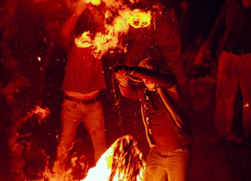 al aire libre Ritual frente a una fogata