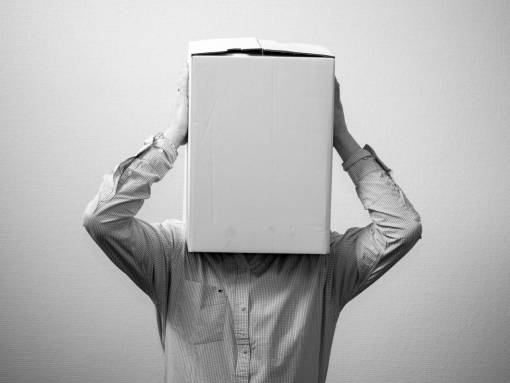 conceptos Hombre con una caja en la cabeza