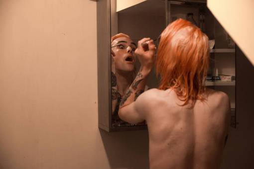 espacio Hombre trans pintando sus pestañas