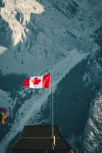 Bandera de Canadá contra la montaña de nieve
