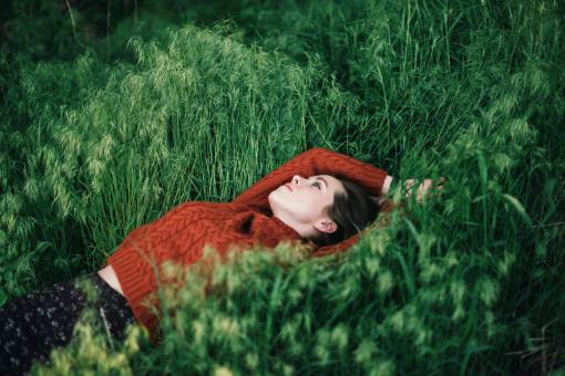 naturaleza hierba adulto joven mujer;tumbado;prado;salvaje al aire libre una persona mujeres