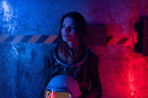 astronomia Mujer en traje de astronauta