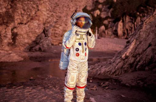 astronomia Mujer en traje de astronauta