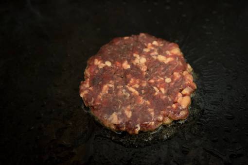 comidas Hamburguesa de ternera cocinando a la plancha de hierro