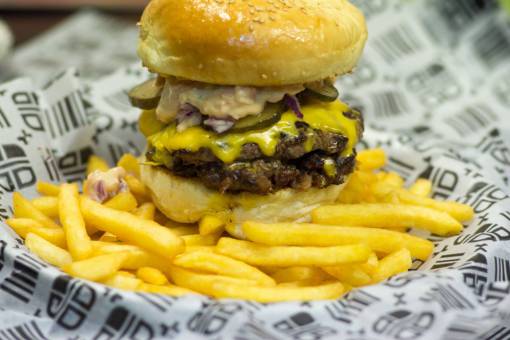 comidas Hamburguesa de ternera con queso cheddar y pepino y patatas fritas