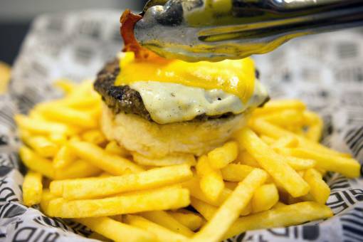 comidas Hamburguesa de ternera cheddar y patatas fritas