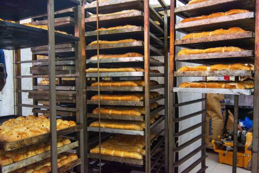 comidas pan francés recién horneado listo para la venta en una panadería