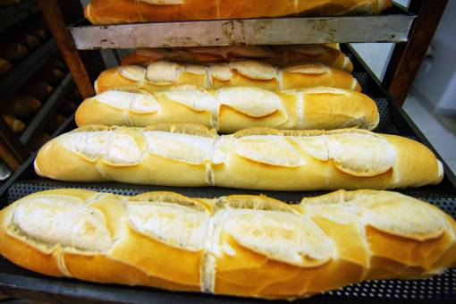comidas pan francés recién horneado listo para la venta en una panadería