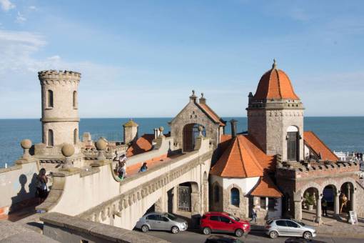 paisajes de argentina Edificio de estilo gótico en la ciudad de Mar del Plata, provincia de Buenos Aires, Argentina llamado Monk Torreon o Monk's Keep en español Torreón del Monje