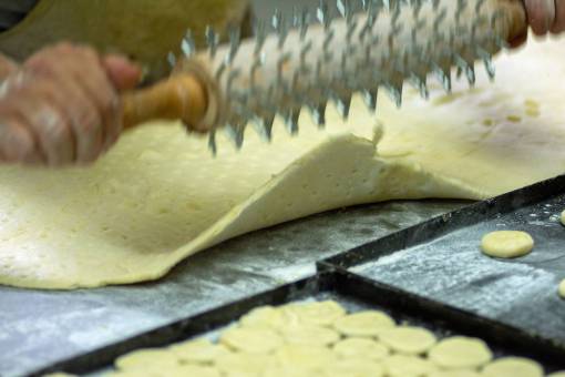 comidas Galletas de grasa en una panadería argentina
