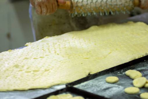 comidas Galletas de grasa en una panadería argentina