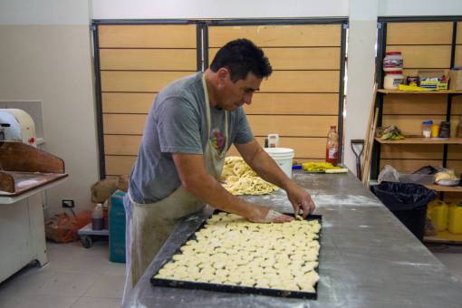 comidas Galletas de grasa en una panadería argentina