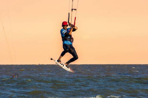deportes Hombre practicando kitesurf en el Río de la Plata en Buenos Aires, Argentina