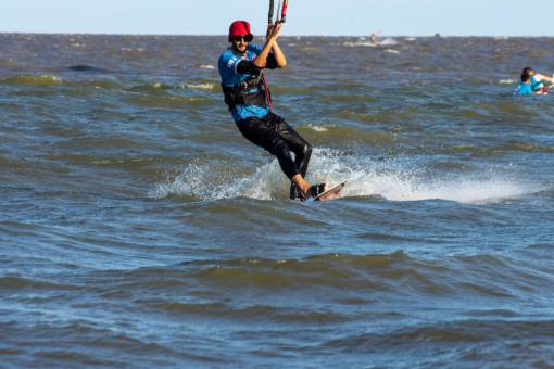deportes Hombre practicando kitesurf en el Río de la Plata en Buenos Aires, Argentina