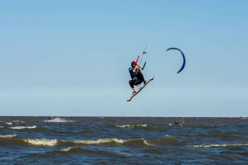 deportes Hombre practicando kitesurf en el Río de la Plata en Buenos Aires, Argentina