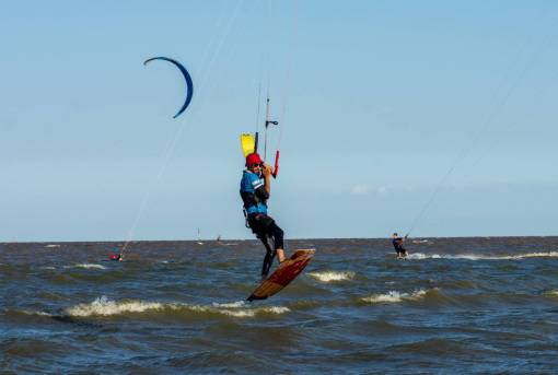 deportes Hombre practicando kitesurf en el Río de la Plata en Buenos Aires, Argentina