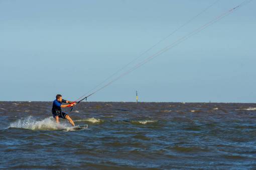 deportes Hombre practicando kitesurf en el Río de la Plata en Buenos Aires, Argentina