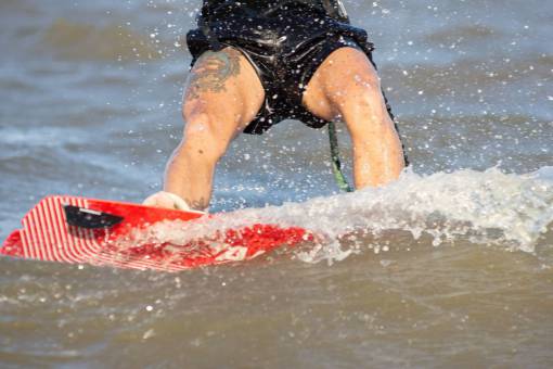 deportes Hombre practicando kitesurf en el Río de la Plata en Buenos Aires, Argentina