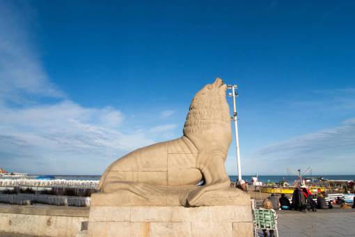 dia MAR DEL PLATA, BUENOS AIRES - DICIEMBRE 2019: Vista de la estatua del león marino, famoso punto de referencia de la costa de la ciudad de Mar del Plata en la provincia de Buenos Aires, Argentina