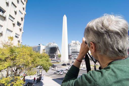 paisajes de argentina Fotógrafo tomando fotos en la Avenida 9 de Julio y el Obelisco en Buenos Aires, Argentina
