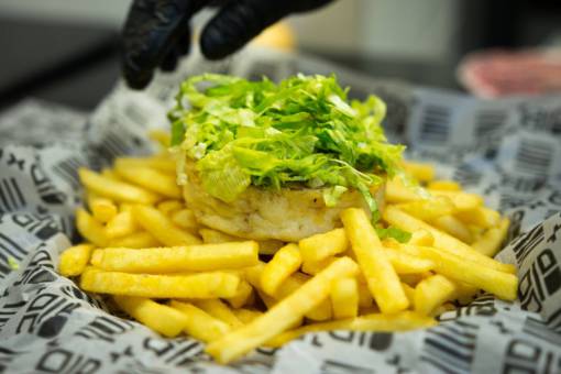 comidas Preparando hamburguesa con lechuga y papas fritas