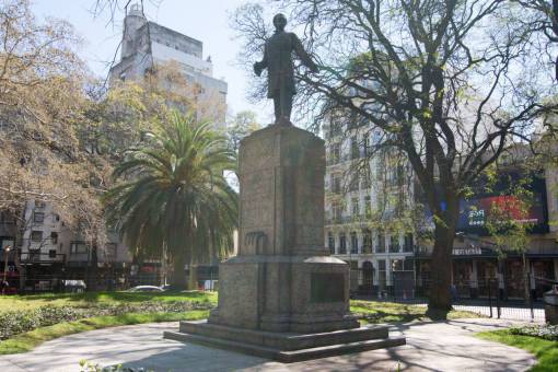paisajes de argentina El monumento a José Manuel Estrada, quien fue un destacado educador argentino en la Plaza del Congreso, Buenos Aires, Argentina