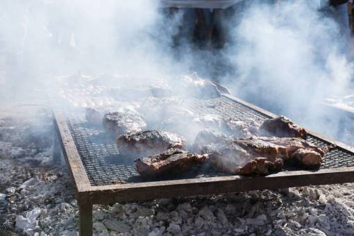 comidas Parrillada típica argentina durante la parrillada