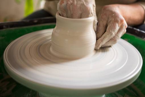 horizontal Manos de mujer haciendo una cerámica con arcilla