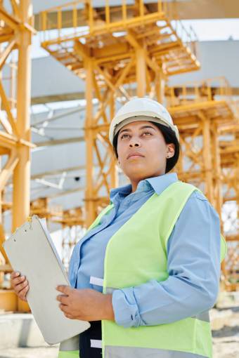 negocios industria de la construcción trabajador de la construcción arquitecto casco de seguridad ingeniero sitio de construcción trabajando