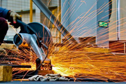 cortar acero trabajador de la construcción fábrica industria trabajo metalurgia ocupación