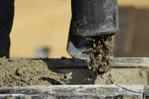 sucio hombres industria de la construcción trabajando trabajador de la construcción primer plano al aire libre naturaleza