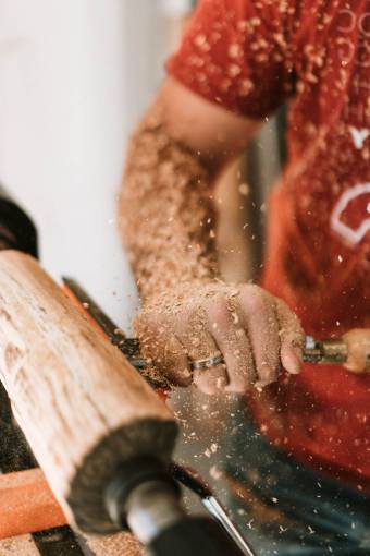 cortar trabajador de la construcción de primer plano de trabajo; tornero; herramienta de trabajo de hombres de madera mano humana una persona