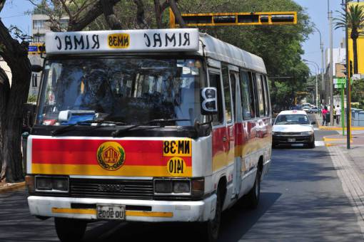 peru tráfico transporte modo de transporte autobús; Lima; Perú automóvil vehículo terrestre autobús