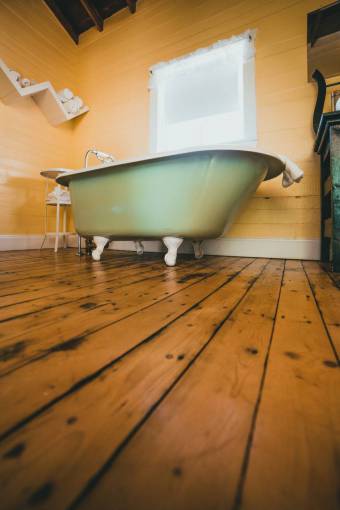 maderas Bañera de madera moderna, suelo de madera, material de suelo de baño, habitación interior