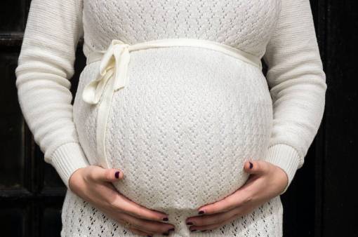 cuidado una persona mujer embarazada madre embarazada; mujer abdomen humano adulto
