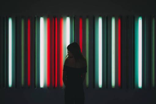 moderno mujer;joven;moderno;luces una persona noche adulto iluminado oscuro mujer