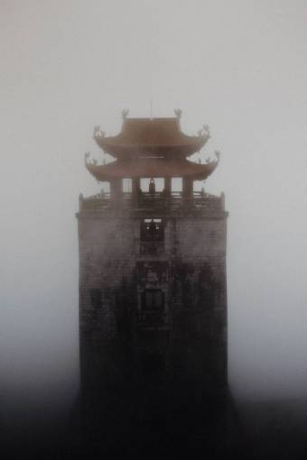 monumento antigua torre china en la niebla