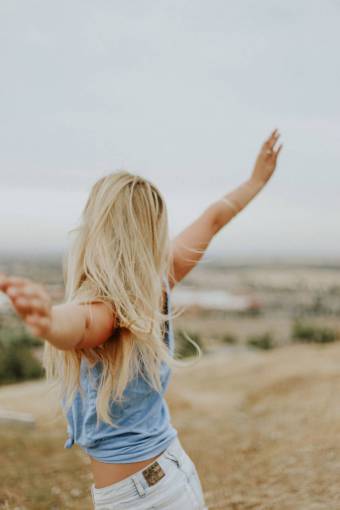 felicidad Mujer rubia con los brazos abiertos al aire libre