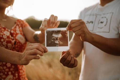 pico Pareja mostrando una foto de su primera ecografía