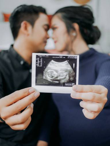 dia Pareja mostrando una foto de su primera ecografía