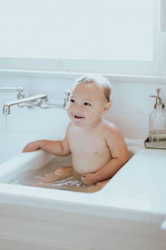 cuidado Lindo bebé tomando un baño