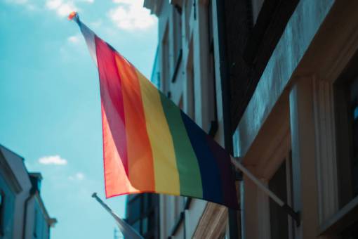 bandera Banderas del orgullo gay en apoyo de la comunidad LGBTQ