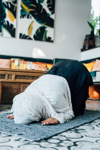 religion Muslim woman praying