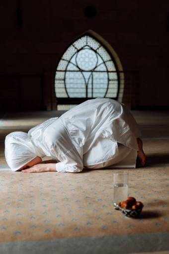 religion Muslim woman praying